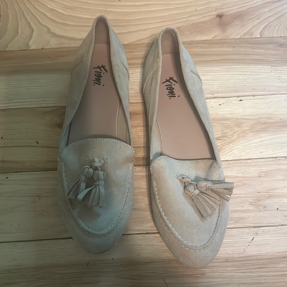 fioni Shoes - FIONI Clothing Tan Flats with Tassels